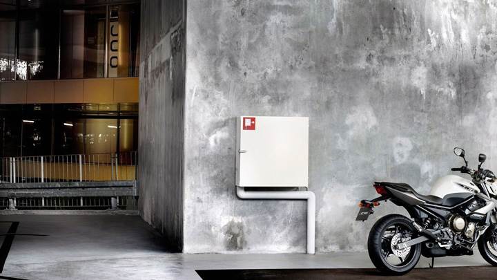 Yamaha Xj6 Diversion Outside Building